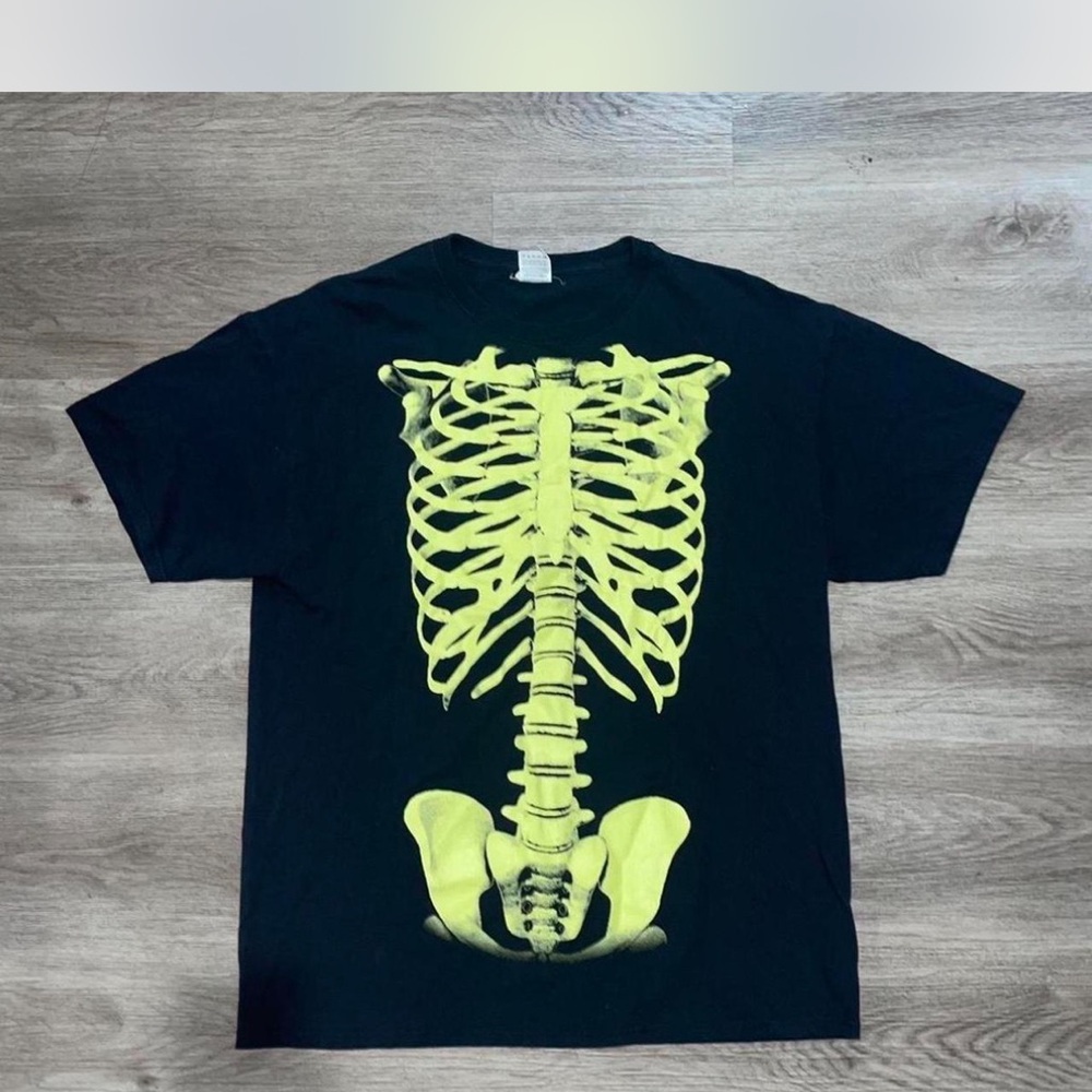 Vintage Skeleton ribcage black t-shirt Y2K
Size XL